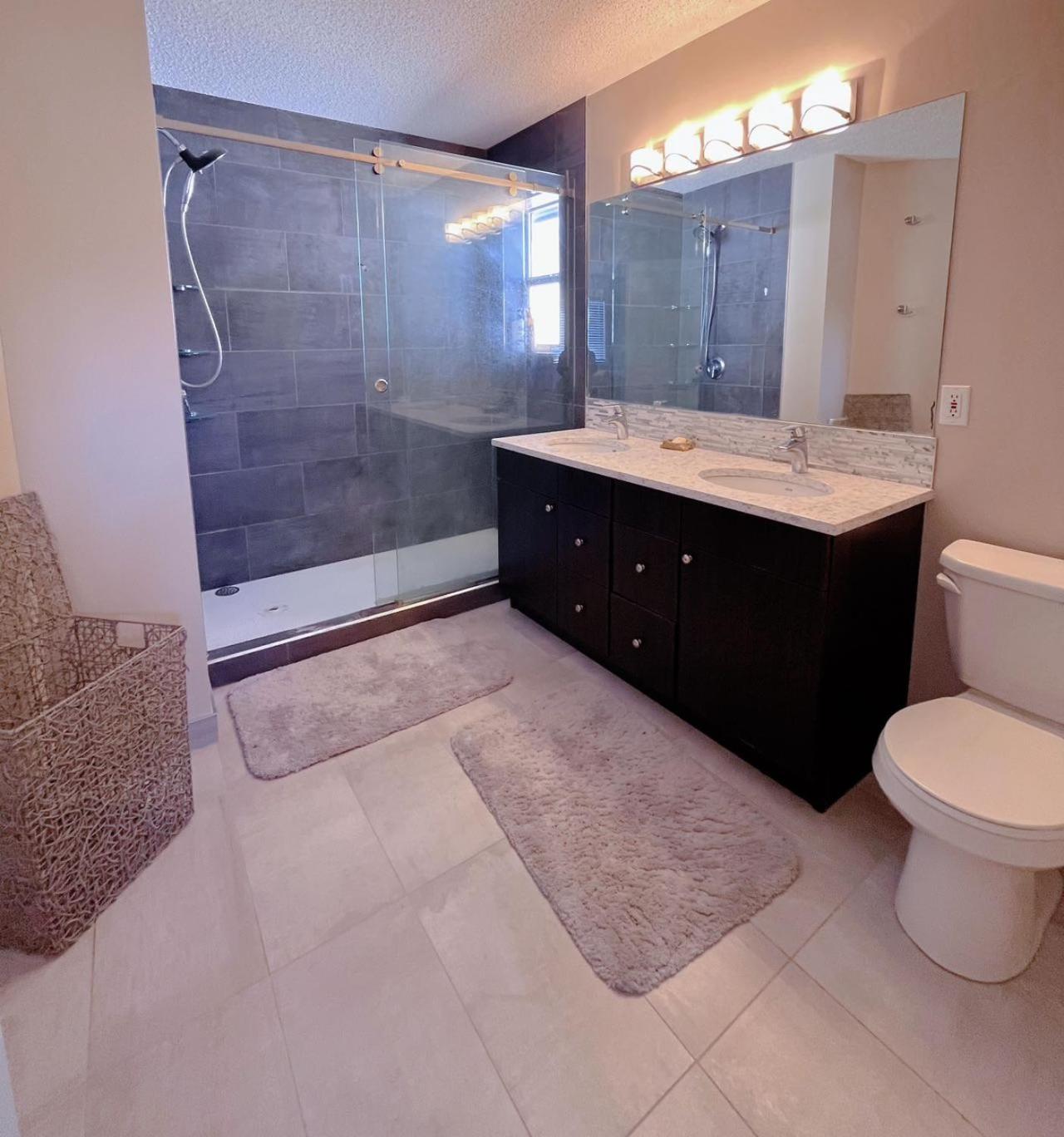 Best Garden House&3 Mins Bus Station Close C-Train&Free Parking YYC 객실 사진