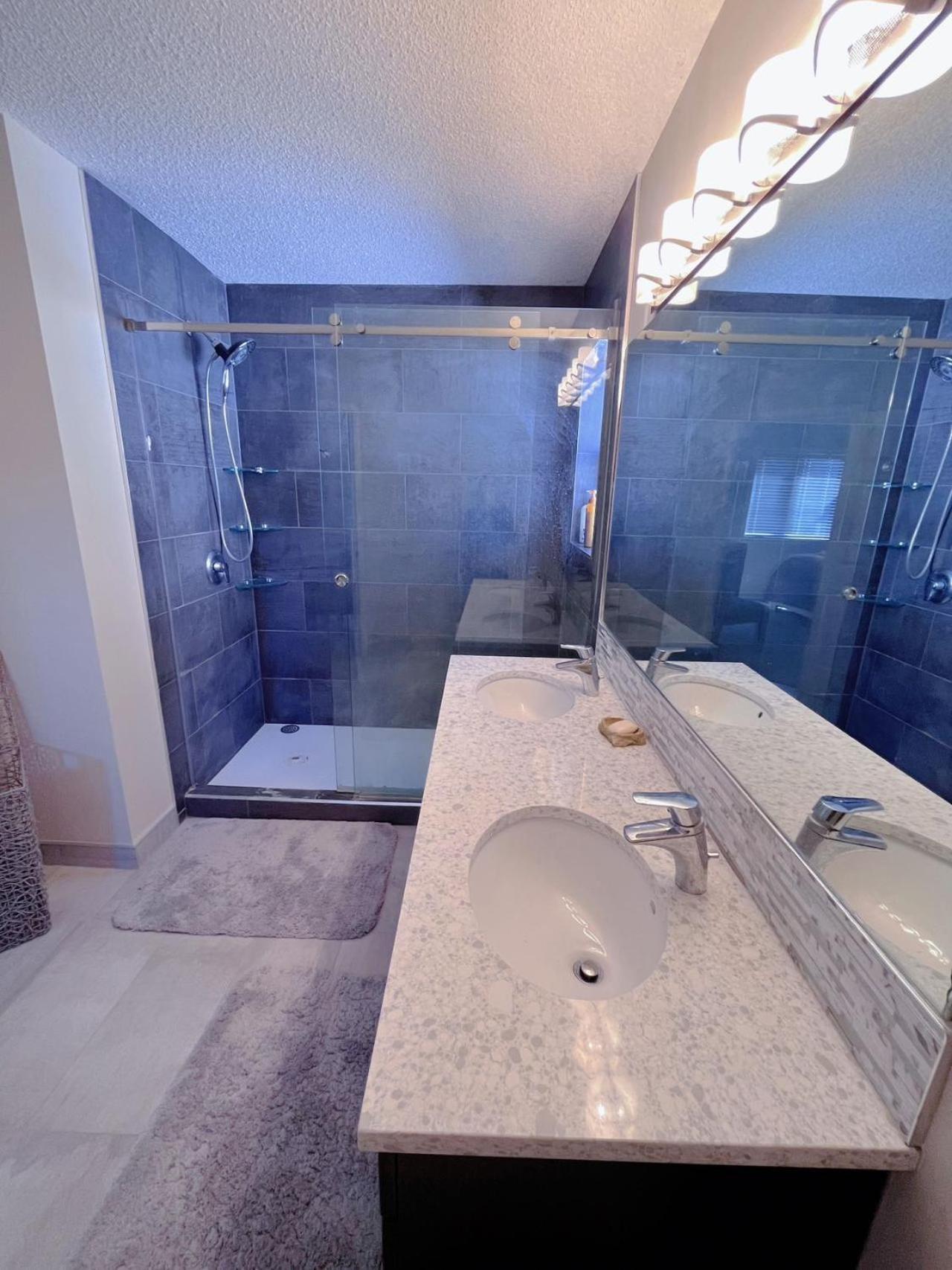 Best Garden House&3 Mins Bus Station Close C-Train&Free Parking YYC 객실 사진